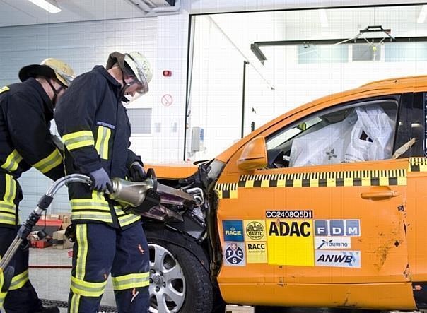 Rettung aus Unfall-KFZ / ADAC-Rettungskarte / Schnelle Hilfe griffbereit / Nach einem Unfall kommt es auf jede Sekunde an. Foto: ADAC